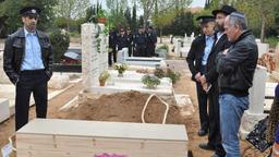 DER TEL-AVIV-KRIMI: Commander Shimon Ben Godin (Gil Frank) mit Commissioner Yehuda Weissenberg (Ami Weinberg) und weiteren Trauernden am Grab von Noam Shavit (Eyal Schechter)