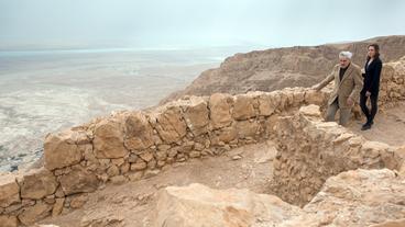 Kommissarin Sara Stein (Katharina Lorenz) ermittelt in Masada: Durch Avram Salzman (Michael Degen) stößt sie auf ein Geheimnis.