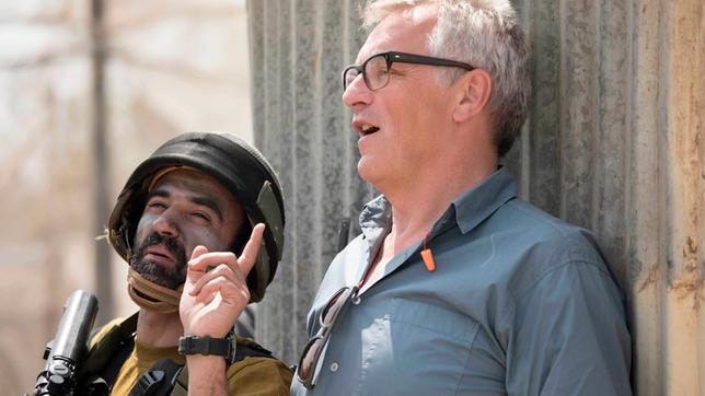 Regisseur Matthias Tiefenbacher (rechts) am Set von "Alte Freunde"