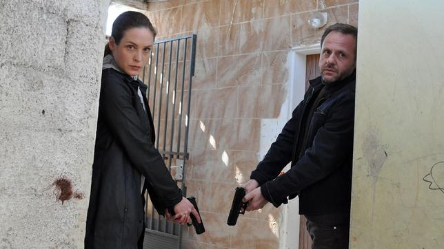 Sara Stein (Katharina Lorenz) und Jakoov Blok (Samuel Finzi) haben einen Hinweis erhalten, wo sich der mord-verdächtige Ilan Katz aufhalten soll.