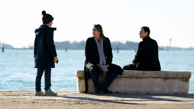Bild: ARD Degeto/Polyphon Pictures GmbH/Luca Baggio Paul (Filip Wyzinski, li.) kann den Tod seines Vaters nicht verstehen: Rafael (Christopher Schärf, re.) und Anna (Alwara Höfels, Mitte) versuchen zu helfen.
