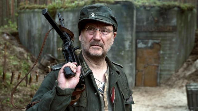Bild: NDR/Dreamtool Entertainment Willi Stehauf (Rainer Bock) führt ein grausames Regiment in den polnischen Sümpfen.
