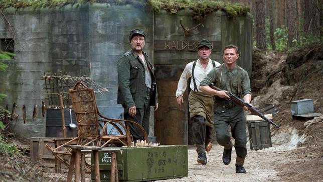 Bild: NDR/Dreamtool Entertainment Halten in den polnischen Sümpfen die Stellung: Stehauf (Rainer Bock), Bafi (Bjarne Mädel), Zacharias (Florian Lukas).