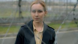 Anna (Eugenie Anselin) droht eine Verurteilung wegen Mordes.