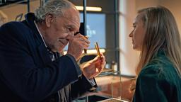 Borchert (Christian Kohlund, li.) und Greta (Nurit Hirschfeld, re.) begutachten die Diamanten.