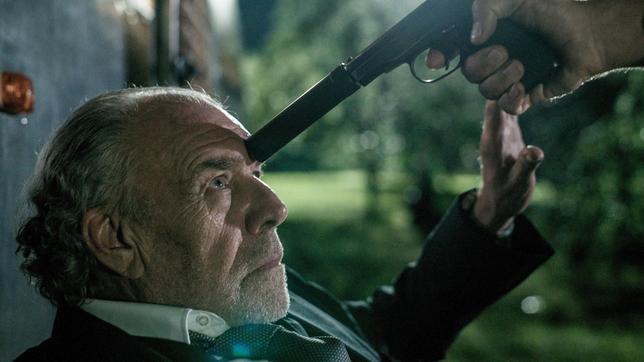 Bild: ARD Degeto/Graf Film/Roland Suso Richter Borchert (Christian Kohlund) wird bedroht