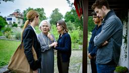 Dominique Kuster (Ina Paule Klink) kümmert sich um die Witwe Martina (Jeanne Tremsal) und ihre Pflegekinder Stefan (Joel Luttenberger, re.) und Hassan (Julius Gabriel Göze). Die Vermieterin Hannah Giger (Marie Anne Fliegel) unterstützt die Familie.