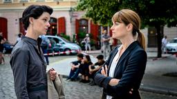 Dominique Kuster (Ina Paule Klink, re.) legt sich mit der Jugendamt-Mitarbeiterin Laura Zünd (Sarah Hostettler) an.