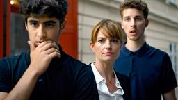 Dominique Kuster (Ina Paule Klink),  Stefan (Joel Luttenberger, re.) und Hassan (Julius Gabriel Göze, li.) schauen erschrocken auf die Unfallstelle.