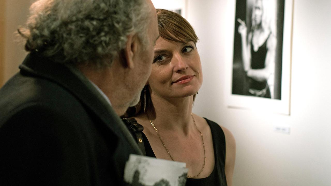 In der Galerie: Borchert (Christian Kohlund, li.) und seine Chefin Dominique (Ina Paule Klink) besuchen eine Ausstellung.
