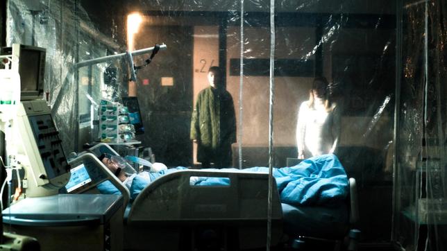 Bild: ARD Degeto/Graf Film/Mia Film/Roland Suso Richter Mavi (Flora Li Thiemann, li. hinten) und Carola (Julia Blankenburg, re. hinten) besuchen Julia (Anna Herrmann) im Krankenhaus.