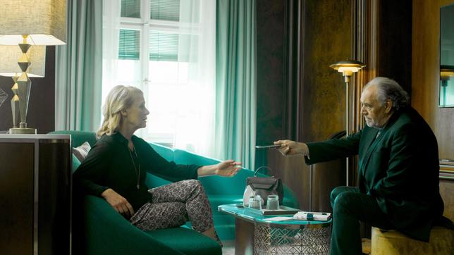 Bild: ARD Degeto/Graf Film/Roland Suso Richter Sophia (Alexandra von Schwerin, li.) vertraut sich Borchert (Christian Kohlund, re.) an.