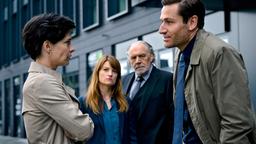 Thomas Borchert (Christian Kohlund) und Dominique Kuster (Ina Paule Klink) beobachten eine Auseinandersetzung zwischen der Mitarbeiterin der Jugendbehöre Laura Zünd (Sarah Hostettler) und dem Immobilieninvestor Patrick (Michael Epp).