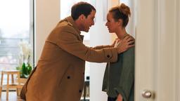 Xavier Schliemann (David Rott, li.) versucht seine Verlobte Greta (Nurit Hirschfeld) zu beruhigen.