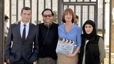 Bild: ARD Degeto/Hans-Joachim Pfeiffer Von links nach rechts: Thomas Sarbacher (Rolle Thomas Eick), Elmar Fischer (Regie), Natalia Wörner (Rolle Karla Lorenz) und Halima Ilter (Rolle Esra)