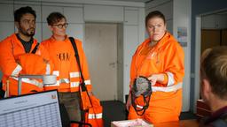 Gisela (Gisela Flake, re.) ist sauer! Auch Ralle (Jörg Hentschel) und Tarik (Aram Arami, li.) müssen beim Chef antreten.