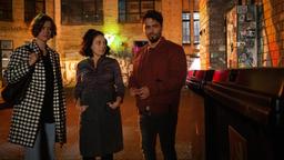 Kellnerin Saskia (Tanya Erartsin, Mitte) zeigt Tarik (Aram Arami) und Annika (Laura Louisa Garde, li.) ihre unbenutzte Mülltonne.