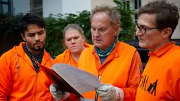 Tarik (Aram Arami, li.), Pamela (Gisela Flake, 2. v. li.), Werner (Uwe Ochsenknecht, 2. v. re.) und Ralle (Jörg Hentschel) kommen einem Betrug auf die Spur.