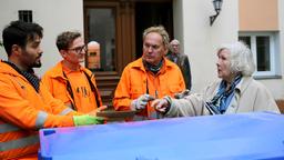 Um der Seniorin Helga Engler (Jutta Wachowiak, re.) zu helfen braucht das Trio um Werner (Uwe Ochsenknecht, Mitte) viel Überzeugungskraft und Fingerspitzengefühl.