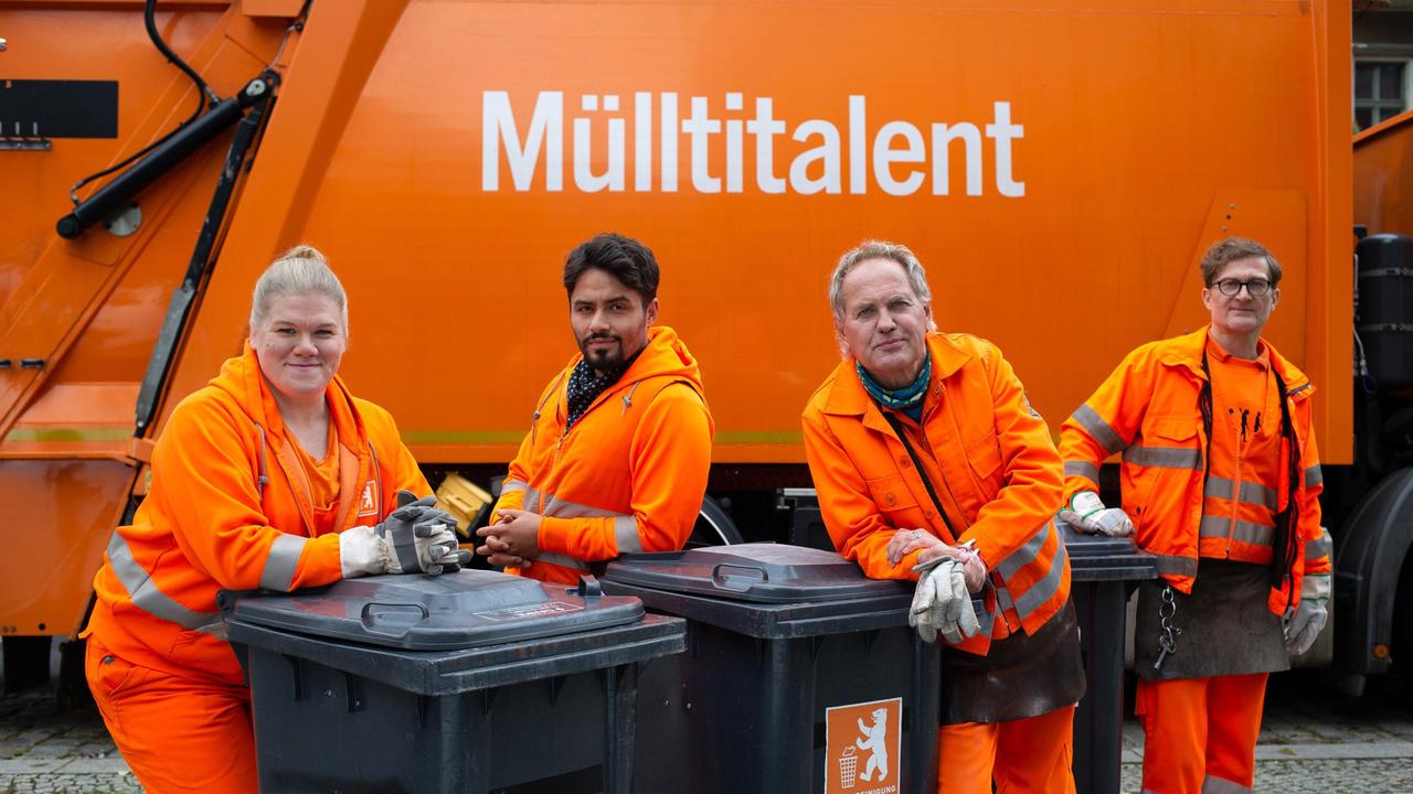 V. li. n. re.: der Neuzugang Pamela (Gisela Flake) unterstützt das Müllwerker-Trio Tarik (Aram Aramin), Werner (Uwe Ochsenknecht) und Ralle (Jörg Hentschel).