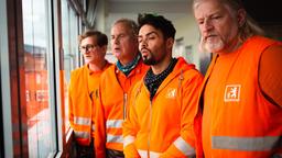 V. li. n. re.: Ralle (Jörg Hentschel), Werner (Uwe Ochsenknecht), Tarik (Aram Arami) und Specki (Frank Kessler) beobachten „die Neue“.