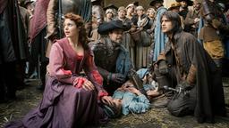 Die Musketiere: D'Artagnan (Luke Pasqualino, re.), Porthos (Howard Charles), und Constance (Tamla Kari) können die junge Thérèse (Hannah Sharp) nur noch tot von der Straße bergen.