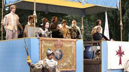 Die Musketiere: König Louis (Ryan Gage) und Kardinal Richelieu (Peter Capaldi) beobachten gespannt den Verlauf des Duells.