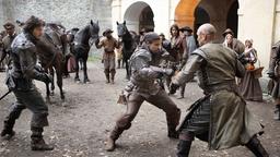 Die Musketiere: Mit vereinten Kräften versuchen Porthos (Howard Charles) und Athos (Tom Burke) den Verbrecher Labarge (Vinnie Jones) zu bändigen.