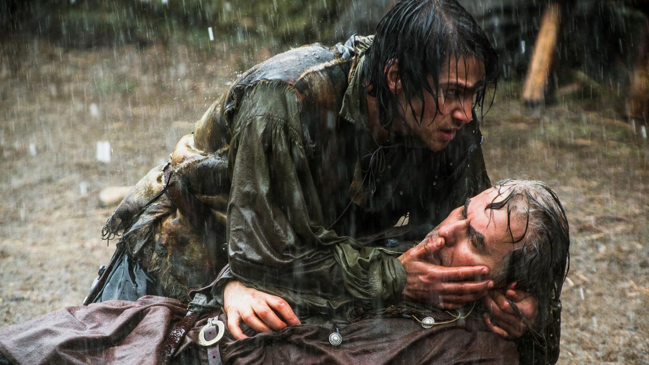 Die Musketiere: D’Artagnan (Luke Pasqualino) und sein verwundeter Vater Alexandre D’Artagnan (Oliver Cotton).
