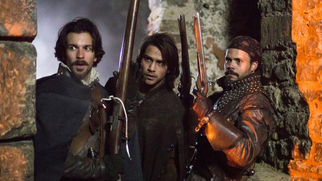 Bild: ARD Degeto/BBC 2013 Die Musketiere: Aramis (Santiago Cabrera), D’Artagnan (Luke Pasqualino) und Porthos (Howard Charles).