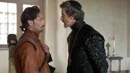 Die Musketiere: Kardinal Richelieu (Peter Capaldi) gibt dem Gauner Èmile (James Callis) zu verstehen, wieviel Macht er über ihn hat.