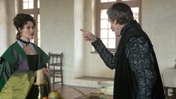 Die Musketiere: Kardinal Richelieu (Peter Capaldi) warnt Milady (Maimie McCoy) davor, bei ihrer Mission zu versagen.