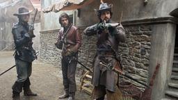 Die Musketiere: In dem Verbrecherviertel "Hof der Wunder" sind nicht einmal mutige Männer wie Athos (Tom Burke), Aramis (Santiago Cabrera) und D'Artagnan (Luke Pasqualino) sicher.