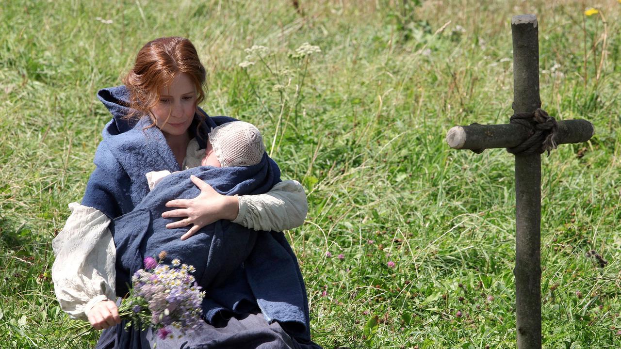 Die Musketiere: Agnès (Amy Nuttall) legt Blumen am Grab ihres Mannes nieder.