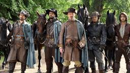 Die Musketiere: Capatin Treville (Hugo Speer, Mitte) mit seinen Musketieren Aramis (Santiago Cabrera), Porthos (Howard Charles) und Athos (Tom Burke) sowie deren Mitstreiter D'Artagnan (Luke Pasqualino).