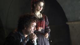 Die Musketiere: Sarazin (Sean Pertwee) überlegt, wie er den Musketieren mit Célines (Holly Earl) Hilfe eine Falle stellen kann.