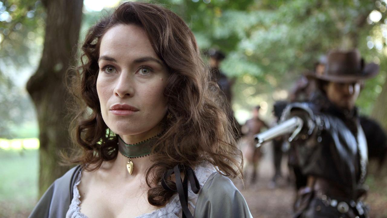 Die Musketiere: Die intrigante Milady (Maimie McCoy) wird von Athos' (Tom Burke) bedroht.