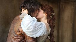 Die Musketiere: Ein inniger Kuss zwischen Constance (Tamla Kari) und D'Artagnan (Luke Pasqualino).