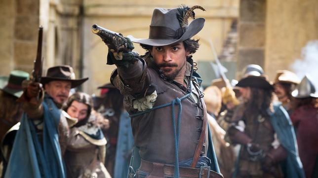 Die Musketiere: Aramis (Santiago Cabrera) versucht, den flüchtigen Verbrecher aufzuhalten.