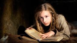 Die junge Johanna liest und lernt heimlich