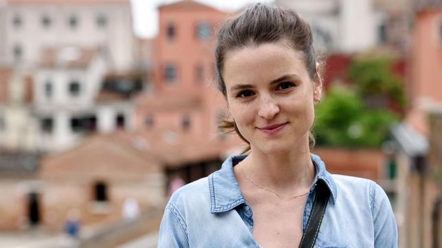 Bild: ARD Degeto/Nicolas Maack Laura-Charlotte Syniawa als Chiara