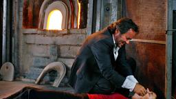 Donna Leon: Commissario Brunetti (Uwe Kockisch) will Assunta de Cal (Katharina Wackernagel) retten.