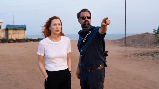 Bild: ARD Degeto/Sommerhaus Serien GmbH/Stephan Rabold Drehende für die hochkarätig besetzte Highend-Thrillerserie „Das Netz - Ein Wintermärchen“ (AT) in Berlin. Birgit Minichmayr (Rolle Lea Brandstätter) und Rick Ostermann (Regie).