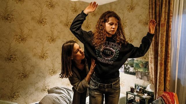 Bild: BR/ARD Degeto/Hager Moss Film GmbH/Hendrik Heiden Frederike (Marie Leuenberger, links) durchsucht das Zimmer und Mia (Nadja Sabersky) nach Gras und Pillen.