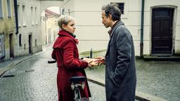 Jana (Pauline Werner) wird von Zankl (Michael Ostrowski) angesprochen. Er bietet ihr Geld an, damit sie die Stadt verlässt.
