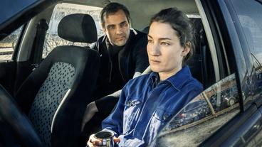 Bild: BR/ARD Degeto/Hager Moss Film GmbH/Hendrik Heiden Kriminaloberkommissar Mohn (Stefan Rudolf) befragt Frederike Bader (Marie Leuenberger) über das Geschehen im Supermarkt.