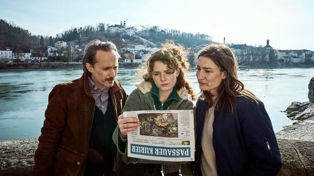 Von links: Ferdinand Zankl (Michael Ostrowski), Mia Bader (Nadja Sabersky) und Frederike Bader (Marie Leuenberger) lesen interessiert Mias neuen Artikel in der Zeitung.