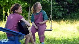Abenddämmerung mit Gitarre und Lagerfeuer: Mona (Lisa Hagmeister) und Claire (Amelie Gerdes, li.) beim spontanen Fest im Garten.