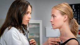 Ärztin Jana Hansen (Petra Schmidt-Schaller, li.) hört Laura Andresen (Valerie Huber) ab.