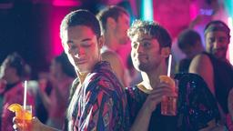Vince (Benito Bause, li.) und Levo (Arash Marandi, re.) zelebrieren das Partyleben.